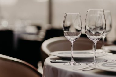 Tablo randevular restoranda. Şenlikli yemeği lüks Cafe. Sofra düğün. Çatal bıçak takımı ile insan yok. Zarif dekorasyon. Arka plan bulanık
