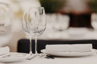 Düğün masa boş kadehlerin, kaplamalar ve lüks kafe ya da restoran peçete ile dekore edilmiştir. Özel bir olay kafeteryada kutladı. Dinlenme, parti gıda kavramı