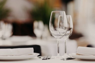 İçin yemek servisi: kadehlerin, tabak ve çatal beyaz masa örtüsü üzerinde. Yemek masada. Parti kutlama kavramı. Tablo randevu olay.