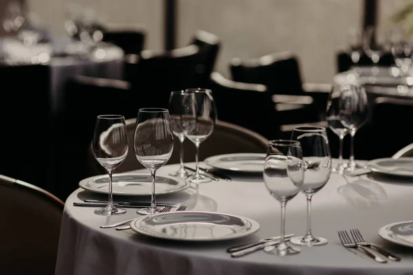Tavolo Decorato Con Posate Bicchieri Ricevimento Nozze Altro Evento Festivo — Foto Stock