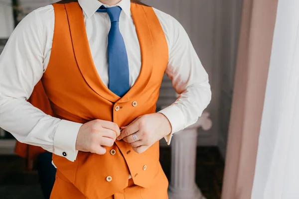 Элегантный Мужчина Жених Пуговицы Оранжевого Жилета Одетый Праздничную Одежду Готовится — стоковое фото
