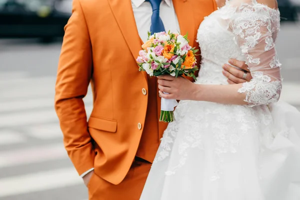 Pessoas Amor Relacionamentos Conceito Cerimônia Casamento Noivo Irreconhecível Noiva Roupas — Fotografia de Stock