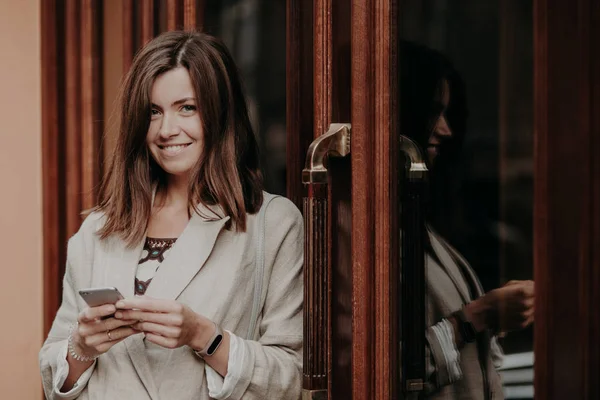 Alegre Mujer Alegre Con Cabello Liso Oscuro Utiliza Teléfono Inteligente — Foto de Stock