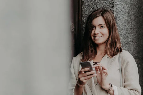 Mujer Europea Positiva Con Apariencia Agradable Lee Mensaje Ingresos Vídeo — Foto de Stock