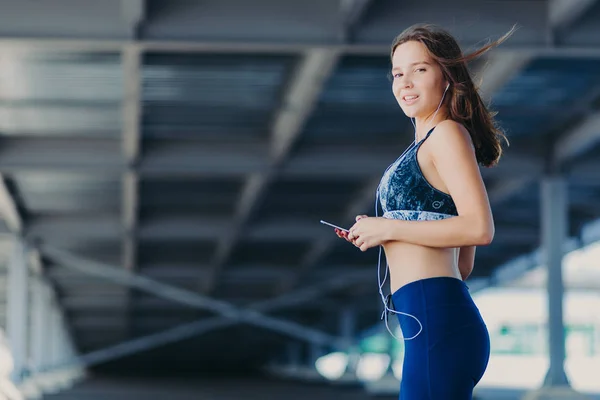 Plan Horizontal Une Femme Sportive Mince Avec Une Silhouette Parfaite — Photo