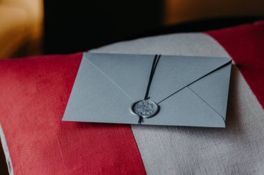 Kırmızı ve beyaz yastık üzerinde düğün veya özel durum için gri davetiye. Dekor düğün. Yatay görünüm. Tatil kavramı