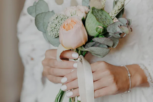 Bella Sposa Con Bel Bouquet Prepara Cerimonia Nuziale Mani Spose — Foto Stock