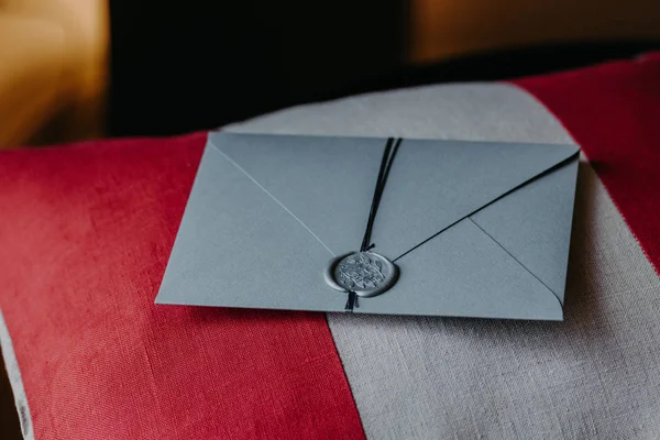 Kırmızı ve beyaz yastık üzerinde düğün veya özel durum için gri davetiye. Dekor düğün. Yatay görünüm. Tatil kavramı