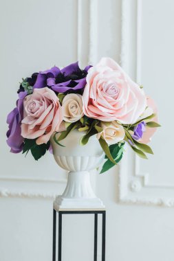 Düğün dekor kavramı. Güzel çiçekler Buket üzerinde vazoda yapılan beyaz arka plan üzerinde izole hazır. Çiçek kavramı. Festival olay