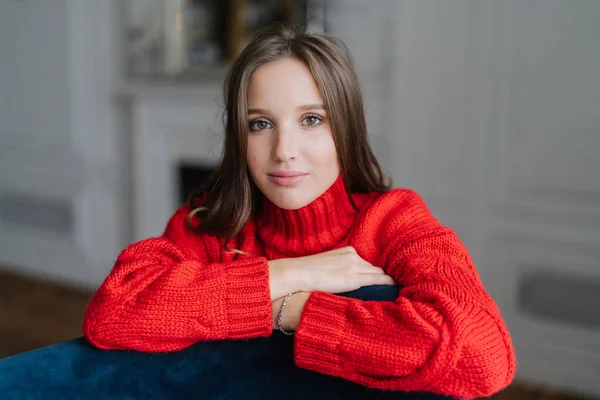 Calma Bastante Joven Mujer Caucásica Vestida Con Cálido Jersey Punto — Foto de Stock