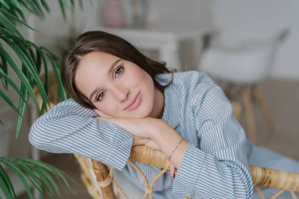 Foto Joven Morena Con Piel Sana Maquillaje Apoya Las Manos —  Fotos de Stock