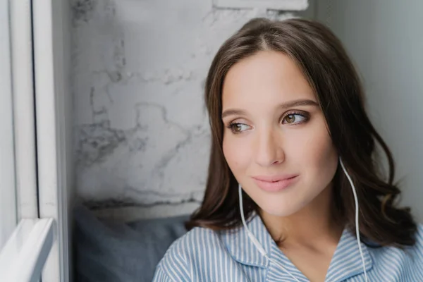 Imagen Atractiva Meloman Femenina Disfruta Música Los Auriculares Con Alto — Foto de Stock