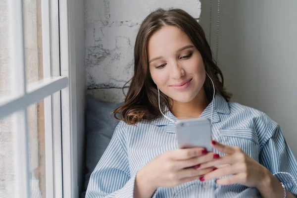 Foto Cauasian Mujer Selecciona Canción Favorita Lista Reproducción Utiliza Auriculares — Foto de Stock