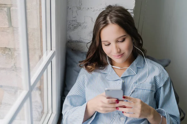 Mujer Encantadora Disfruta Lista Reproducción Romántica Sonido Perfecto Los Auriculares — Foto de Stock