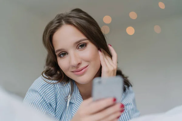 Mulher Branca Bonita Ouve Áudio Com Fones Ouvido Conectado Dispositivo — Fotografia de Stock