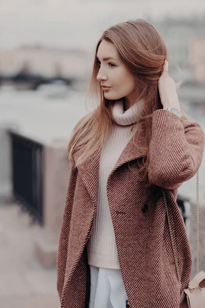 Verticale Schot Van Modieuze Caucasain Vrouw Kijkt Opzij Modieuze Warme — Stockfoto