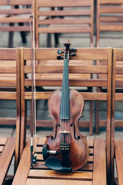 Plan Vertical Violon Avec Archet Sur Chaise Bois Instrument Musique — Photo