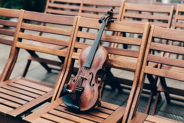 Violín Sobre Silla Madera Jardín Preparación Para Concierto Perfomance Instrumento —  Fotos de Stock