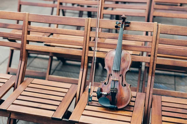 Tiro Horizontal Violino Cadeira Madeira Com Arco Conceito Instrumentos Musicais — Fotografia de Stock