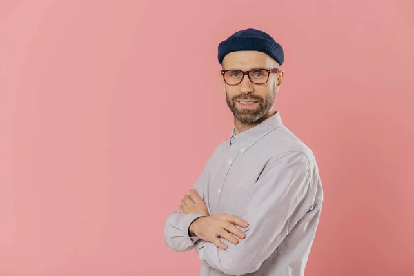 Estudio Tiro Hombre Barbudo Seguro Mismo Con Ojos Azules Lleva — Foto de Stock