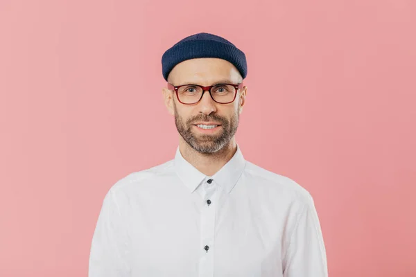 Headshot Satisfied Bearded Young Man Looks Confidently Camera Spectacles Wears — Stock Photo, Image