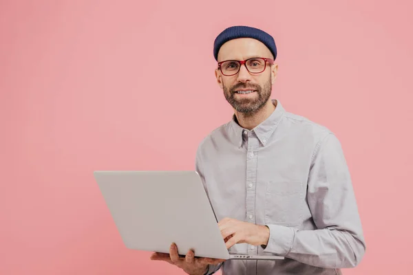 Foto Killen Internet Användare Bläddrar Webbplats Bärbar Dator Ansluten Till — Stockfoto