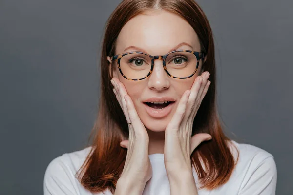 Headshot Sorpresa Giovane Signora Caucasica Tiene Entrambe Palme Sulle Guance — Foto Stock