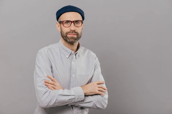 Foto Hombre Serio Mantiene Los Brazos Cruzados Sobre Pecho Vestido — Foto de Stock