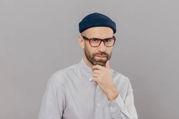 Hombre Ojos Azules Adulto Sostiene Barbilla Mira Atentamente Cámara Reflexiona — Foto de Stock