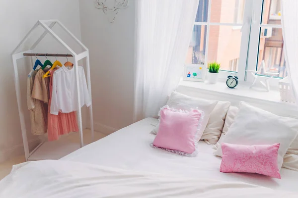 没有人的空卧室 粉红色的枕头 大窗户 闹钟和手工制作的图片 舒适的内饰 — 图库照片
