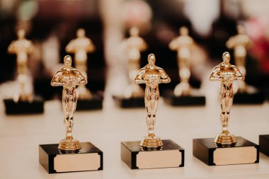 Oscar ödülü. Zafer için ödül. Altın kupa. Başarı kavramı. Yatay atış. Film prodüksiyon Ödülü