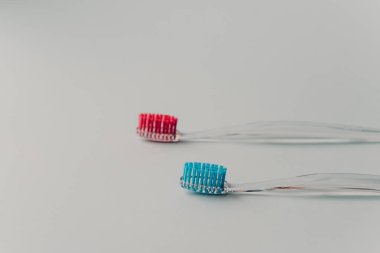 Hijyen kavite ağız yan tarafı beyaz arka plan üzerinde izole için iki plastik diş fırçası. Diş kavramı