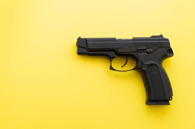 Sarı arka plan üzerinde izole silah tabanca. Modern silah. Büyük tabanca. Askeri teçhizat. Reklam için boş alan
