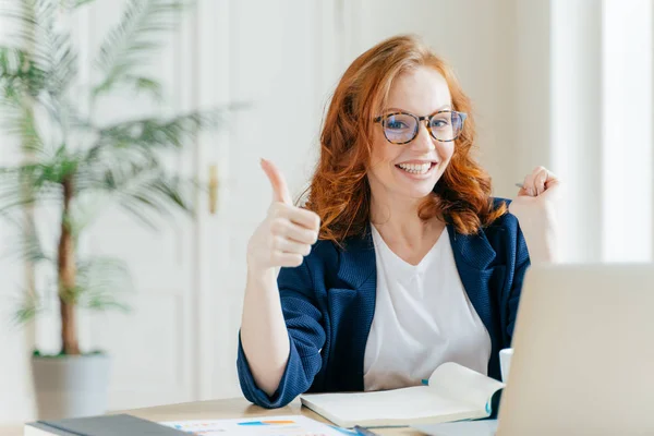 Mujer Pelirroja Positiva Mantiene Pulgar Levantado Demuestra Como Gesto Satisfecho —  Fotos de Stock