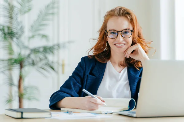 Feliz Sucesso Feminino Escreve Checklist Bloco Notas Trabalha Ideias Criativas — Fotografia de Stock