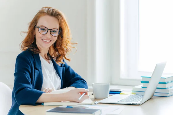 Direttore Femminile Giovane Sicuro Progetta Processo Lavoro Scrive Tesi Principali — Foto Stock