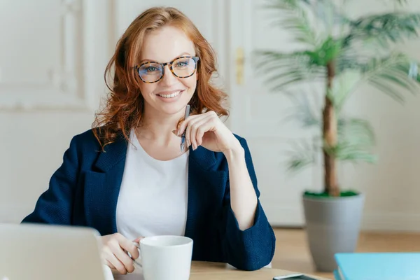 Giovane Imprenditrice Successo Prepara Rapporto Progetto Avvio Cerca Informazioni Sul — Foto Stock