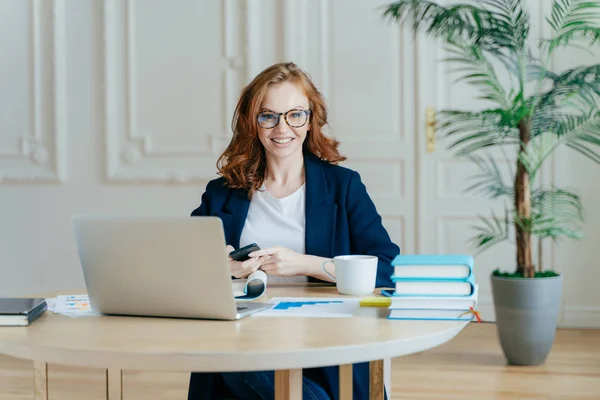 Indoor Shot Red Haired Female Economist Sends Text Message Colleague — Stock Photo, Image