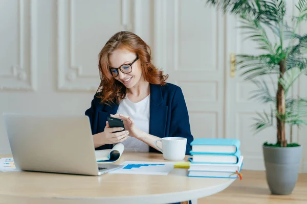 Concepto Tecnología Comunicación Rojo Cabello Joven Hembra Comprueba Casilla Correo — Foto de Stock