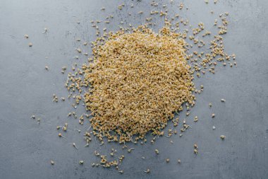 Karabuğday, gri arka planda filizlenir. Organik gıda. Doğal sağlıklı vejetaryen gıda. Çiğ yeşil karabuğday. Makro çekim. Çiğ diyet kavramı