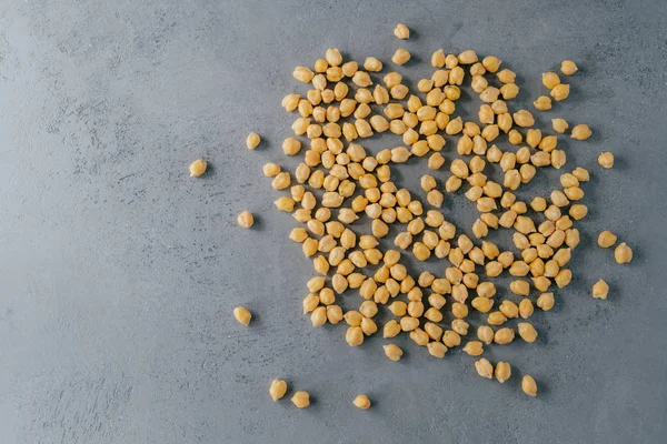 Top view of clean fresh garbanzo or chickpeas on grey background. Flat lay. Raw food for vegans. Close up. Ingredients full of protein — Stock Photo, Image