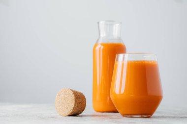 Beyaz arka plan üzerinde taze preslenmiş havuç suyu Bardaklar. Sağlıklı içecek için ev yapımı içecek. C vitamini dolu lezzetli içecek.