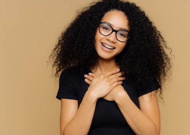 Kıvırcık saç modeli ile dokundu güzel kadın, göğüs avuç içi tutar,