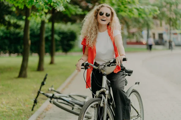 Jovem Aparência Agradável Óculos Sol Passeios Bicicleta Esportiva Pára Para — Fotografia de Stock
