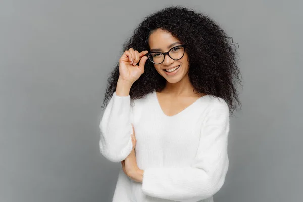 Porträtt Lycklig Kvinna Med Lockigt Hår Kepes Händer Ram Glasögon — Stockfoto