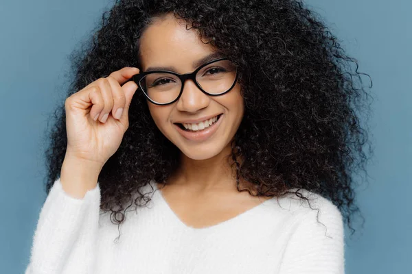 Headshot Optimisitc Jeune Femme Afro Américaine Aux Cheveux Croustillants Tient — Photo