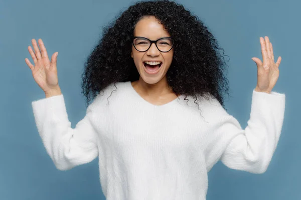 Mujer Raza Mixta Muy Alegre Con Pelo Rizado Levanta Las — Foto de Stock