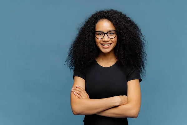 Midja Upp Skott Leende Afro Amerikansk Kvinna Har Armarna Vikta — Stockfoto