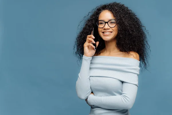 Посміхаючись Захват Афро Американської Жінки Кучеряве Волосся Розмови Смарт Телефон — стокове фото