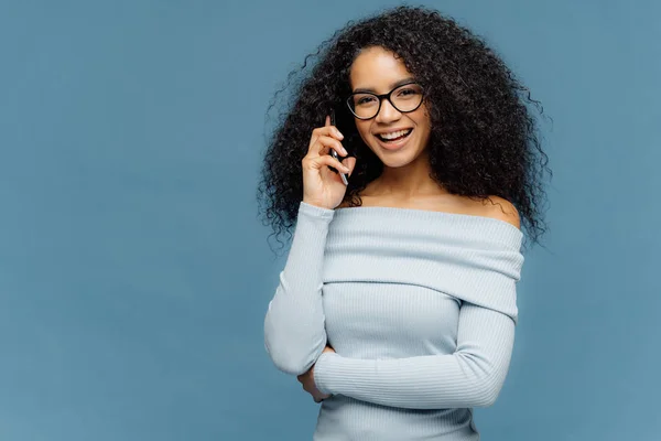 Радий Афро Американських Жінок Користується Телефонна Розмова Тримає Одну Руку — стокове фото
